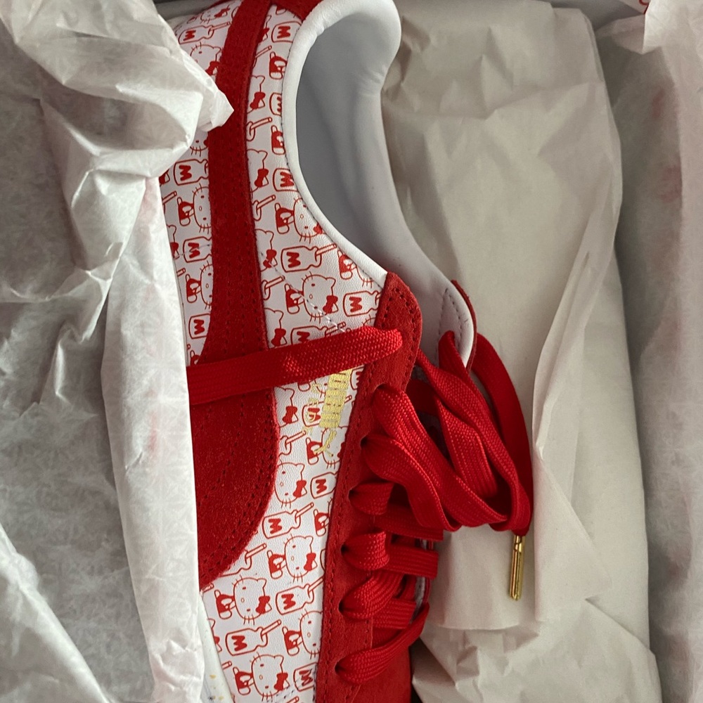 Hello Kitty Puma Suede